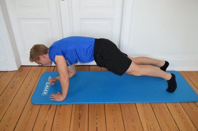 Plank in den Liegestütz