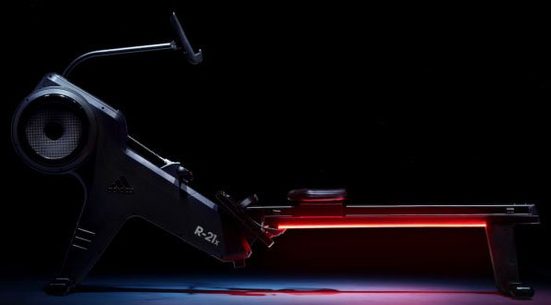 Das Adidas Rudergerät R-21x wird mit rotem Neon Licht abgebildet
