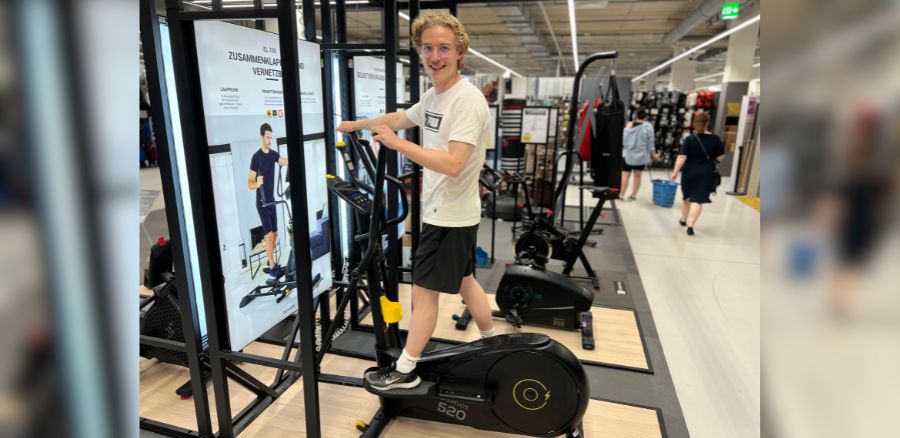 Freddi auf dem Crosstrainer Decathlon